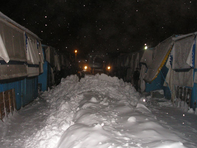 Центральний речовий ринок очищений від снігу наполовину