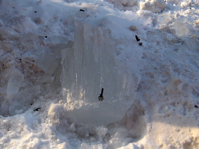 Аби читачі уявили масштаби льодяних фігур, ми поклали поряд з ними звичайний ключ — дивіться фото