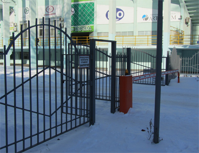 Металлический забором у стадиона «Ворскла»