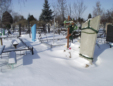 Як розчищають полтавські кладовища від снігу
