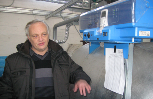 Начальник 4-го теплового району В.В. Старов демонструє нове обладнання