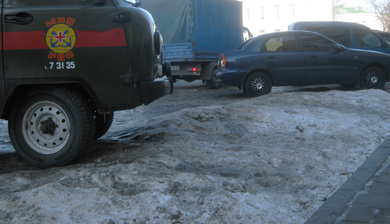 У центрі Полтави важко припаркуватися через сніг