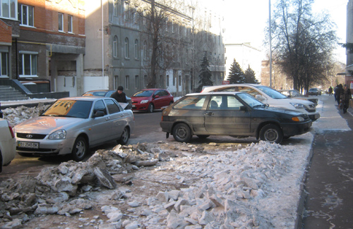 У центрі Полтави важко припаркуватися через сніг