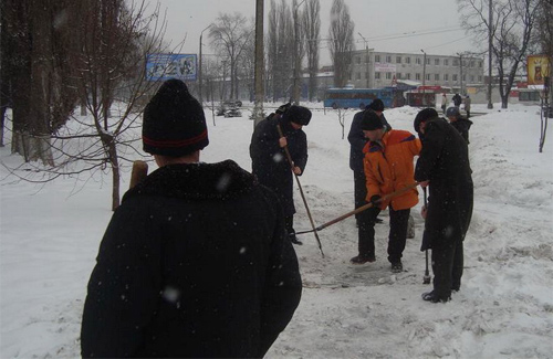 Бездомные помогали убирать снег на улицах Полтавы