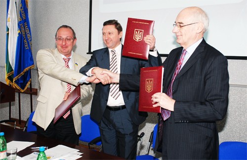 Урочистий момент: угоду підписано. (Зліва направо) С. Бєліков, В. Онищенко, Х. Хамфріс