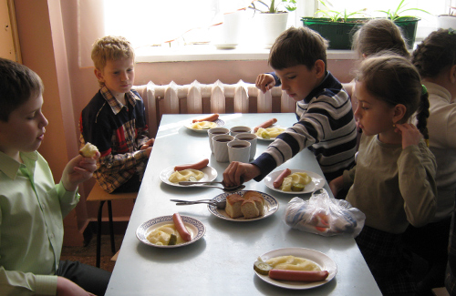 Учні Полтавської гімназії № 17 снідають соком, тістечками та фруктами