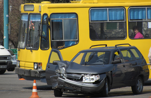 ДТП в Полтаве: троллейбус изувечил «легковушку»