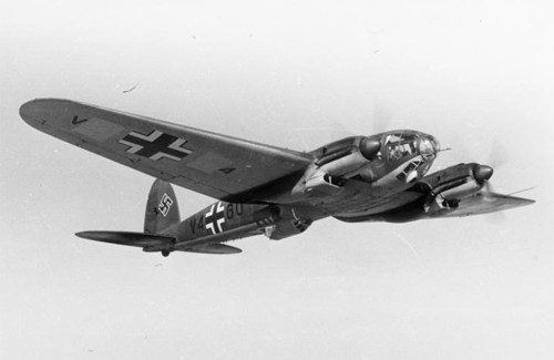 Немецкий бомбардировщик Heinkel He 111 в полёте