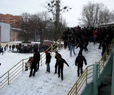 Болельщики «Металлурга» спускаютс по обледеневшим ступенькам стадиона «Ворскла»
