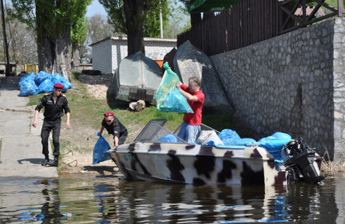 На островах Днепра дети, экологи и казаки убрали мусор и «шалаши»