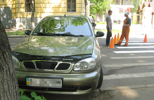 Полтавским дорожникам мешают машины и студентки