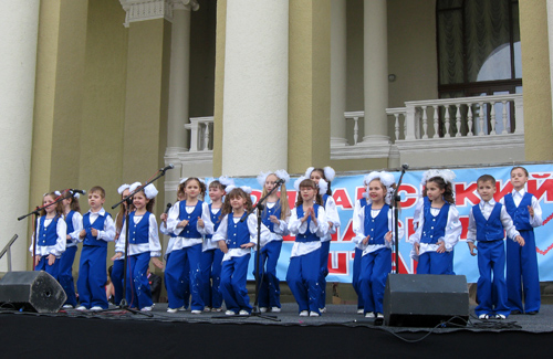 На Театральній площі Полтави акція «Серце до серця» закінчується концертом