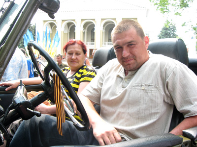Водитель ретроавтомобиля на выставке в Полтав