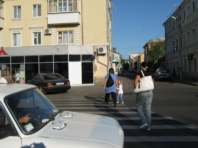 Припаркованный Mercedes прямо под магазином «Весна»
