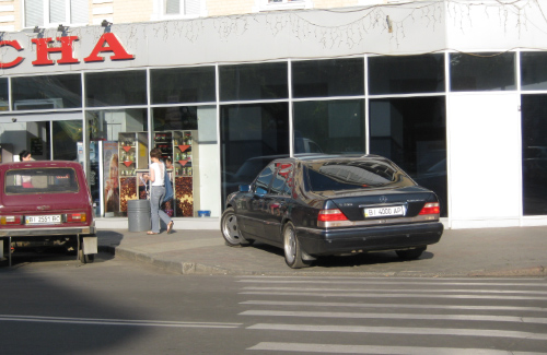 Припаркованный Mercedes прямо под магазином «Весна»
