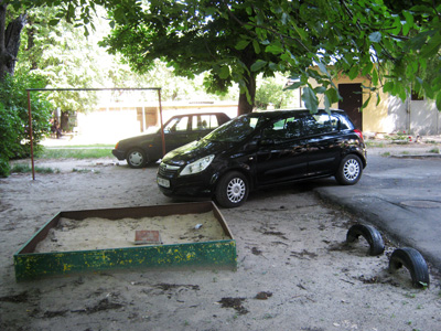 Кілька слів про паркування на дитячих майданчиках Полтави