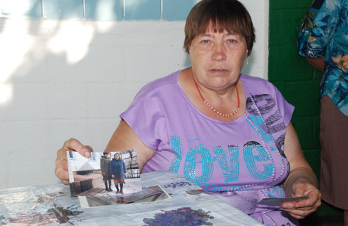 Тетяна Сизоненко тримає фотографію сестри Рози і її доньки Людмили