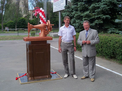 У Комсомольську поставили пам’ятник швейній машинці