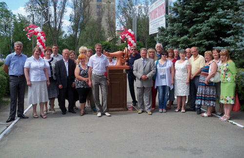 У Комсомольську поставили пам’ятник швейній машинці