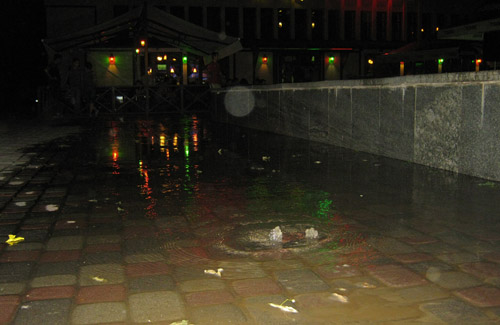 Вода у парку «Перемога» фонтанувала з-під бруківки