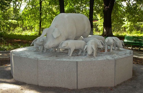 Памятник возле института свиноводства в Полтаве