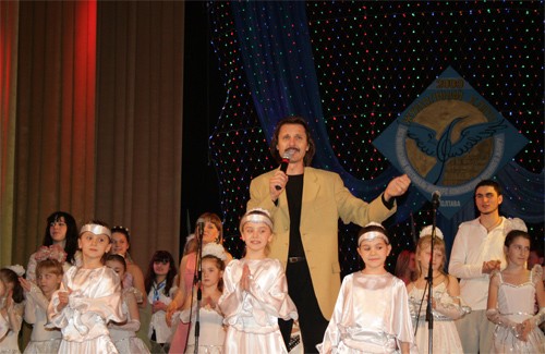Гала-концерт  конкурсу «Журавлиний ключ – 2009», у  центрі – Віктор Журавель