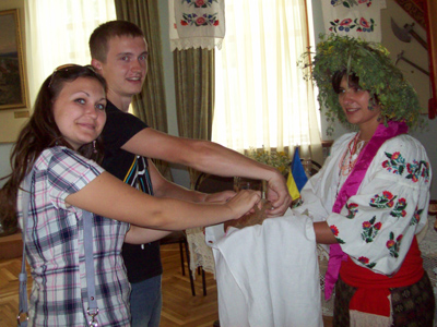 дівчина «Україна» пригощає хлібом-сіллю та учасників конкурсу