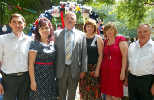 Голова Чутівської РДА регіонал Юрій Третяк (посередині) з колегами на святі