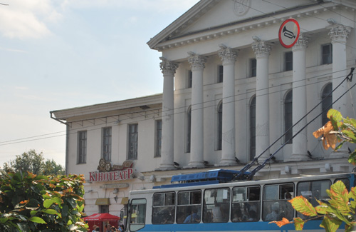 Кінотеатр Котляревського у Полтаві розсипається на очах