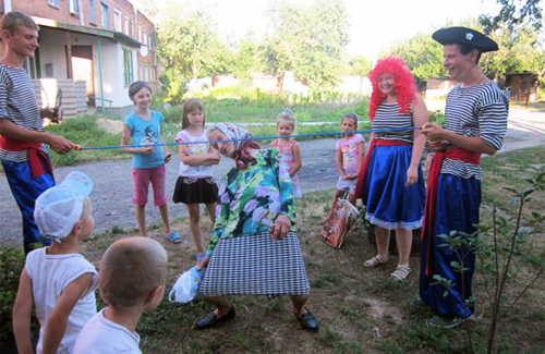 Лубенські діти та бабусі грали разом у лімбо