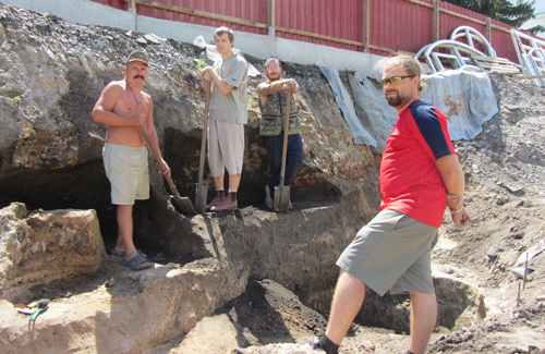 Полтавские археологи на месте находжения древних жилищ