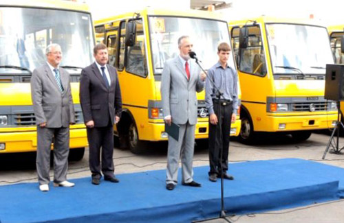 Дмитро Табачник вручив полтавцям ключі від нових шкільних автобусів