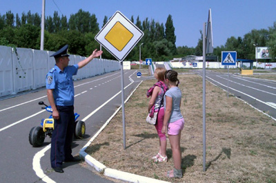 Полтавські діти вчать правила дорожнього руху, катаючись на квадроциклах