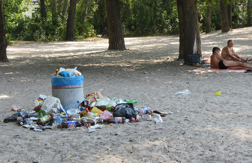 На «Київському пляжі» Полтави розкидане сміття