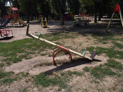 Детская площадка в Солнечном парке стала безопаснее