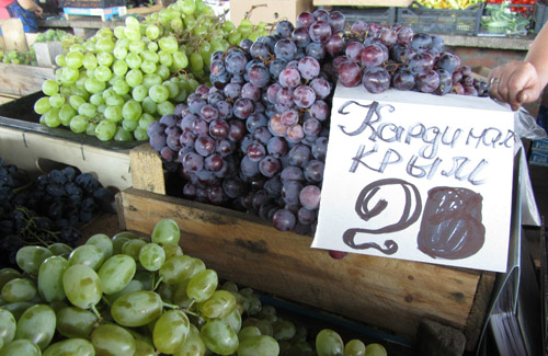 На полтавских продуктовых рынках вновь появился виноград и редис