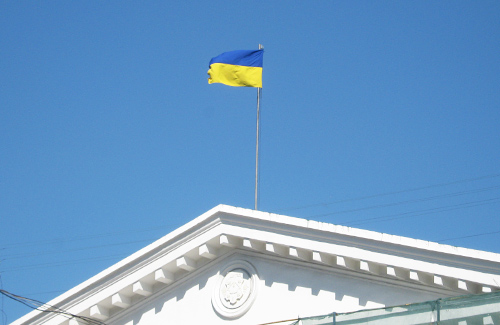 Прапор України над будівлею Полтавської міської ради
