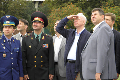 Микола Азаров під час візиту на Миргородський військоий аеродром