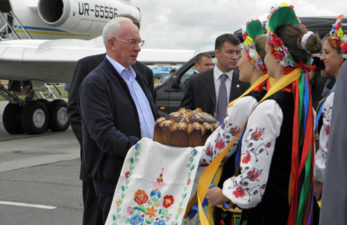 Микола Азаров під час візиту на Миргородський військоий аеродром