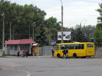 Автобуси і маршрутки зупиняються на старій зупинці «Південний вокзал»