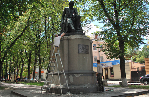 В Полтаві почали ремонт пам’ятника Гоголю