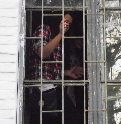 Подростки «висят» в окнах Кадетского корпуса