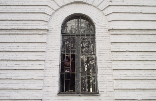 Подростки «висят» в окнах Кадетского корпуса