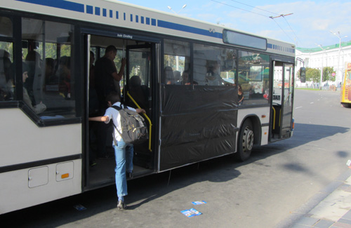 На «кільцевому» автобусі у Полтаві заклеїли рекламу Партії регіонів