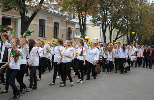 Парад вишиванок у Полтаві зібрав понад 3000 учасників
