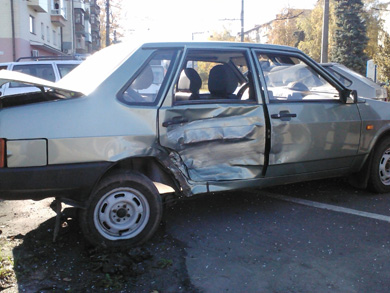 ДТП в Полтаве: Fiat Scudo отбросил ВАЗ на светофор