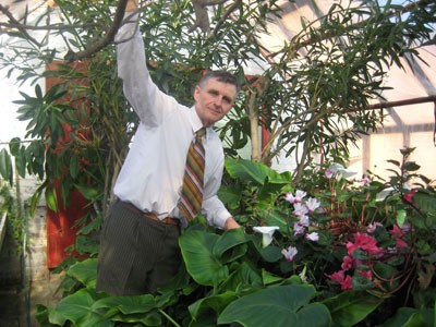 Доглядає за цим тропічним садом учитель біології Василь Лютик