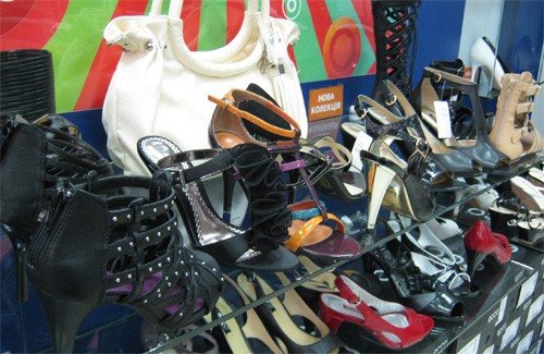 Выбор обуви в одном из магазинов Полтавы