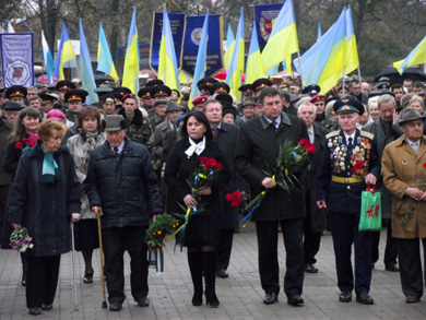 У Полтаві відбулося покладення квітів до Дня визволення України