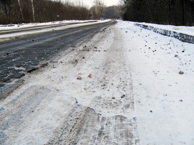 Більшість ям водії оминають, і вони лишаються під снігом